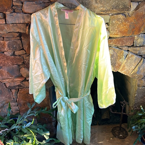 Oscar De La Renta Elegant Light Green Satin Nightgown and Robe Set; Size Medium - Picture 5 of 14